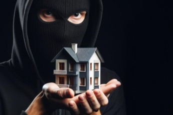 Мошенники выманили у матери погибшего участника СВО из Курагинского района квартиру и 11,3 млн рублей