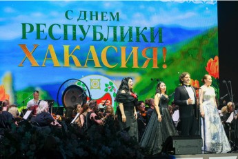 Заместитель полпреда СФО Олег Денисенко передал поздравление Анатолия Серышева с 35-летием Хакасии