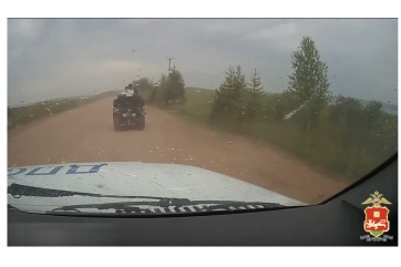 На Беле пьяный красноярец на квадроцикле повез друга с дочкой на рыбалку, застрял в канаве и лишился прав