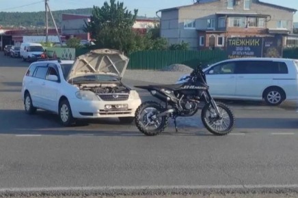 В Саяногорске водитель, не уступивший дорогу, спровоцировал ДТП с мотоциклистом