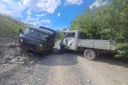 В Бейском районе на грунтовой дороге столкнулись два грузовика