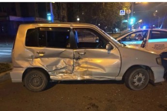 Проезд на запрещающий сигнал: в Абакане в ДТП пострадала девушка