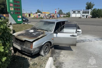 За выходные в Хакасии потушили четыре пожара: автомобили, баню и надворную постройку