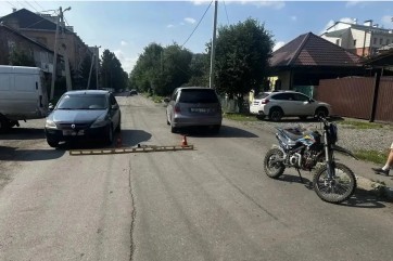 В Абакане столкнулись мотоцикл и два автомобиля, пострадал 16‑летний мотоциклист
