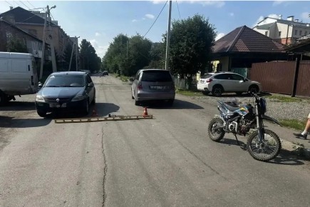 В Абакане столкнулись мотоцикл и два автомобиля, пострадал 16‑летний мотоциклист