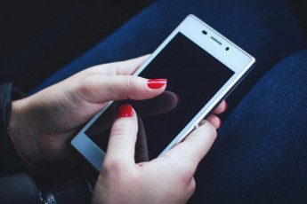 Жительница Черногорска предстанет перед судом за кражу телефона в кафе