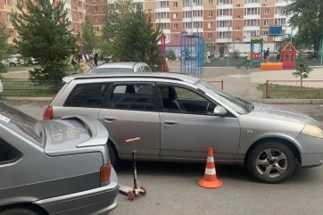 В Абакане водитель во дворе сбил 5‑летнего мальчика на самокате