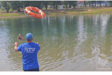 Спасение тонущего: советы спасателей и врачей для отдыхающих на водоемах Хакасии