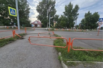 Пьяный мотоциклист в Усть‑Абакане врезался в ограждение, пострадал пассажир