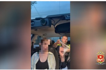 Автоледи в Саяногорске поймана пьяной повторно; автомобиль изъят, ведётся проверка