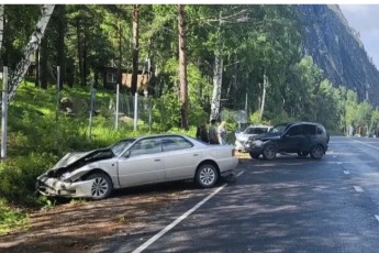 ДТП на дороге к Майнской ГЭС: водитель "Toyota" получил перелом после столкновения с "Нивой"