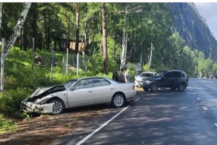 ДТП на дороге к Майнской ГЭС: водитель "Toyota" получил перелом после столкновения с "Нивой"
