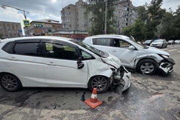 На улице Пушкина в Абакане авария из‑за проезда на запрещающий сигнал, двое пострадавших
