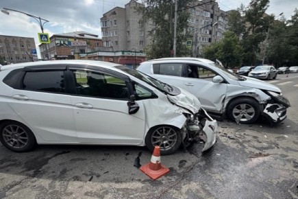 На улице Пушкина в Абакане авария из‑за проезда на запрещающий сигнал, двое пострадавших