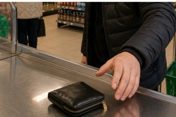 В Черногорске пенсионерку завели по делу о краже чужого портмоне