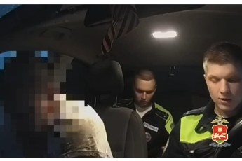В Хакасии после погони задержан нетрезвый водитель, протащивший инспектора ДПС на двери автомобиля