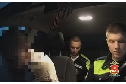 В Хакасии после погони задержан нетрезвый водитель, протащивший инспектора ДПС на двери автомобиля