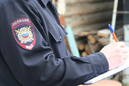 Полицейские Саяногорска задержали мужчину с наркотиками, спрятанными в кепке