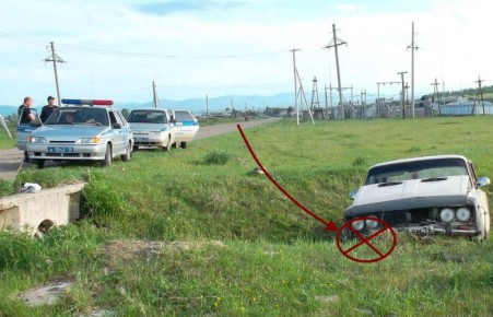 В Хакасии водитель заснул за рулем угнанного автомобиля и съехал в кювет