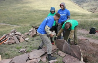 В Хакасии студенты воссоздали крепостную стену эпохи Средневековья
