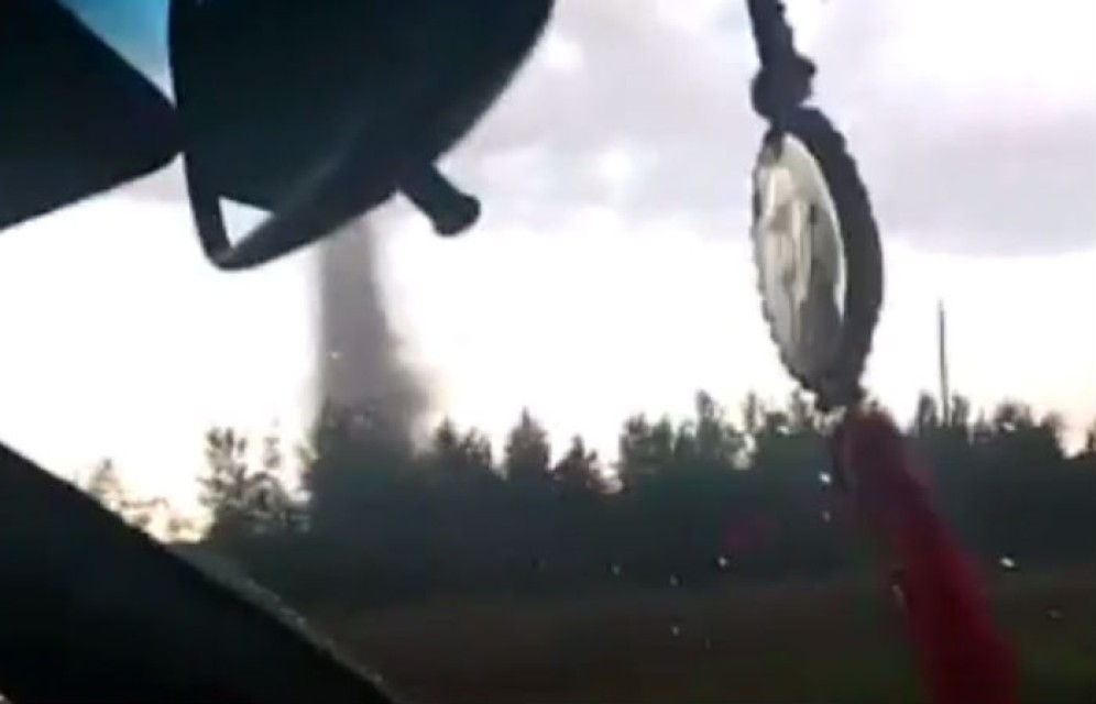 Настоящий торнадо засняли на видео жители Алтайского края