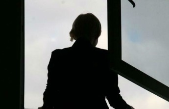 В Абакане мужчина чуть не упал с балкона, пытаясь привлечь к себе внимание