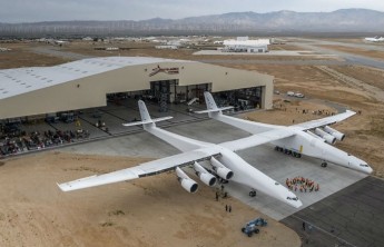 США показали самый большой в мире самолет