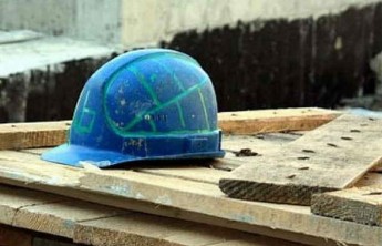 В Абакане строитель торгового центра получил тяжелые травмы, упав с лесов