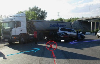 На выезде из Абакана ВАЗ таранил внедорожник и грузовик «Scania»