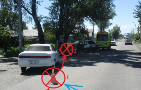 В Абакане "Девятка" хотела обогнать "Тойоту" и врезалась в дерево