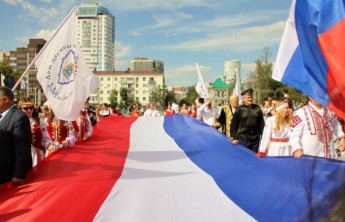 В День России по улицам Абакана пронесут 27-метровый триколор