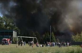 В Абакане горит здание заброшенного стадиона «Торпедо»