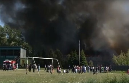 В Абакане горит здание заброшенного стадиона «Торпедо»