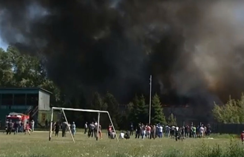 В Абакане горит здание заброшенного стадиона «Торпедо»