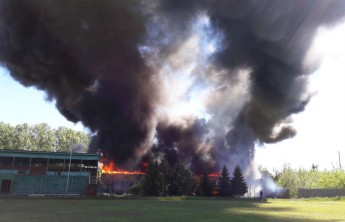 В Абакане пожар в районе стадиона «Торпедо» тушили по повышенному рангу сложности