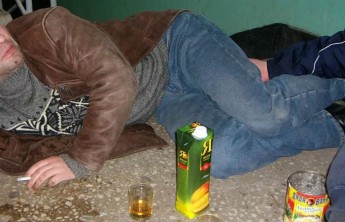 В Абакане пьяный вор разбил окно магазина и пил сок на полу, пока его не задержали