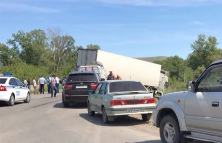 В Абакане водитель грузовичка погиб, столкнувшись с фурой
