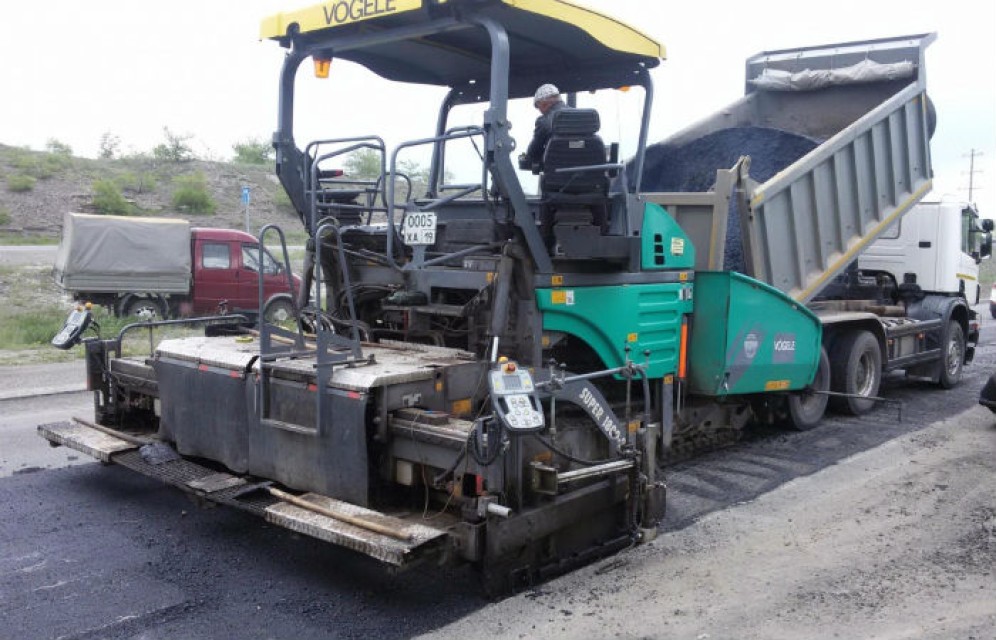 В Хакасии дорожники ремонтируют разбитую угольщиками дорогу