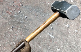 В Черногорске работник предприятия получил тяжелые травмы, упав на кувалду