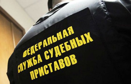 В Абакане приставам пришлось вселять женщину, которую муж после развода не пускал в дом