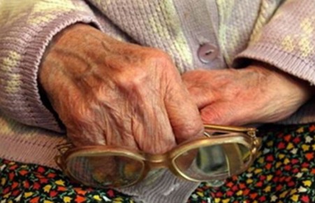 В Абакане внук не перестал избивать бабушку, даже после того, как его наказали