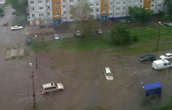 Сильнейший ливень в Омске: автомобили затопило по крышу