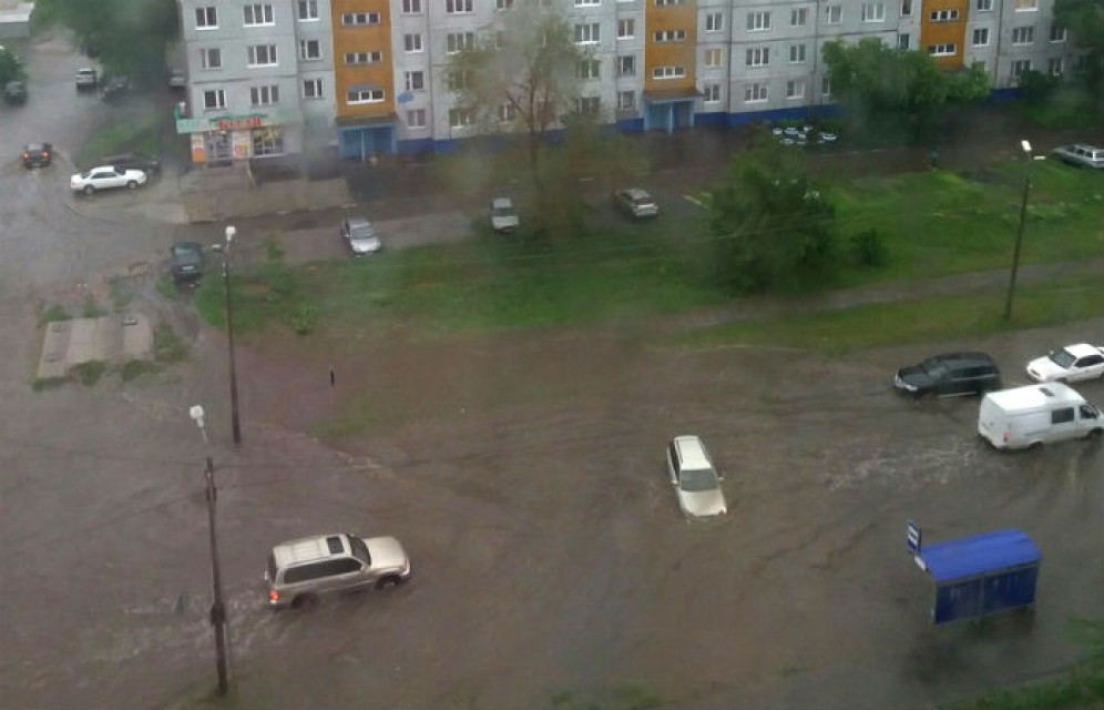 Сильнейший ливень в Омске: автомобили затопило по крышу