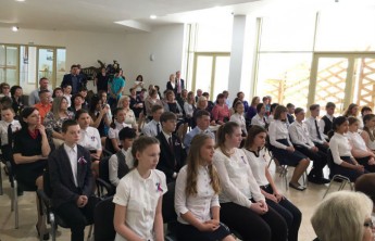 Школьники Хакасии получили паспорта из рук главы республики