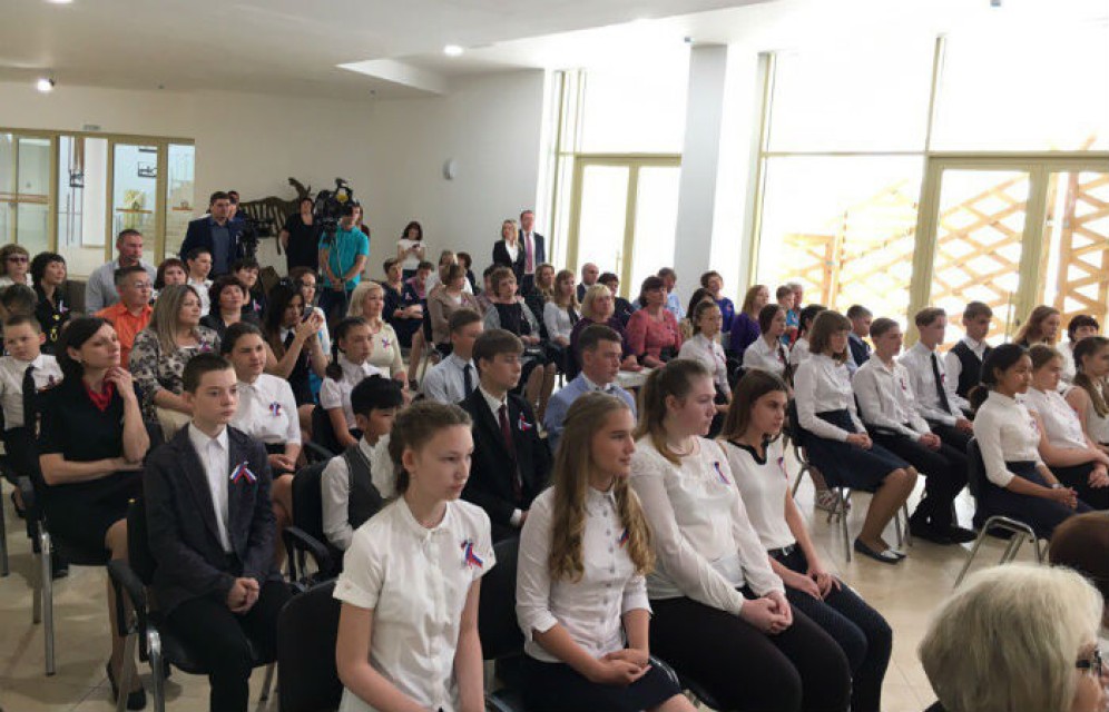 Школьники Хакасии получили паспорта из рук главы республики