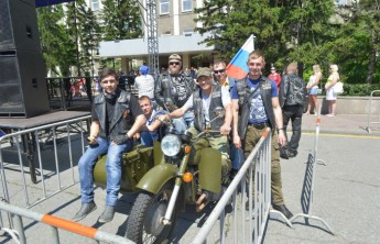 Глава Хакасии подарил «Ангелам ночи» военный мотоцикл