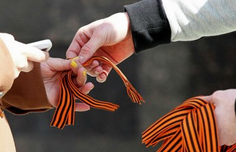 Порошенко запретил георгиевскую ленту на Украине