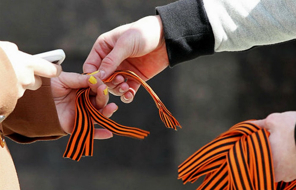 Порошенко запретил георгиевскую ленту на Украине