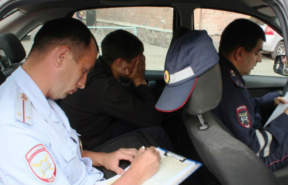 В Абакане пьяный подросток катал по городу компанию друзей