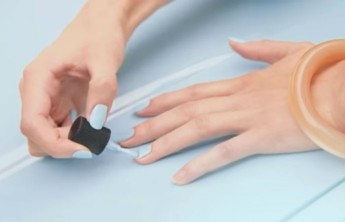 Женщинам предложили маскировать царапины на машинах лаком для ногтей